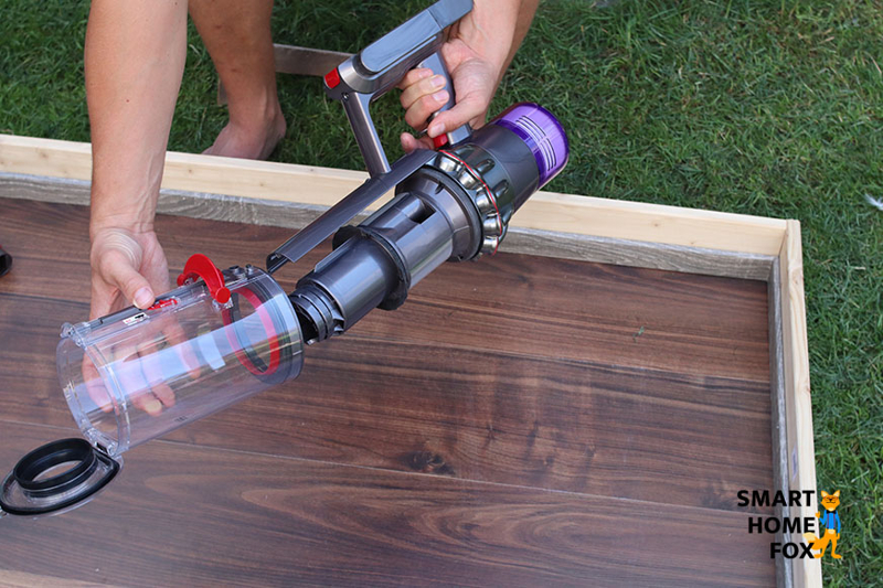 Nettoyage du bac à poussière du Dyson V11 Absolute